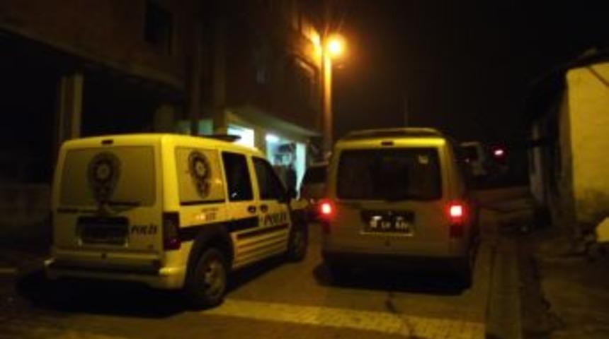 &Ccedil;ocuklarını Kurşunlardan Korumak Isteyen Anne Vurularak Yaralandı