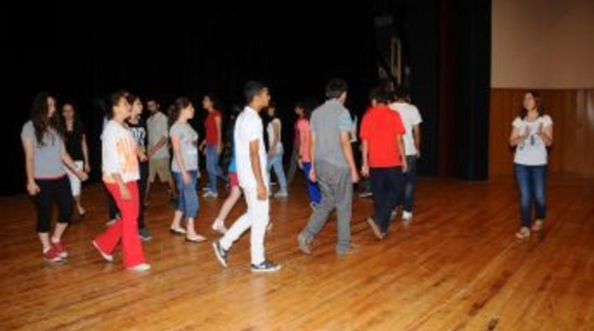 Tiyatro kurslarına b&uuml;y&uuml;k ilgi