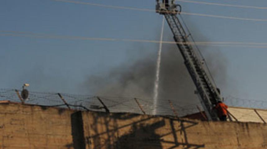 Kadın mahkumlar yangın &ccedil;ıkardı