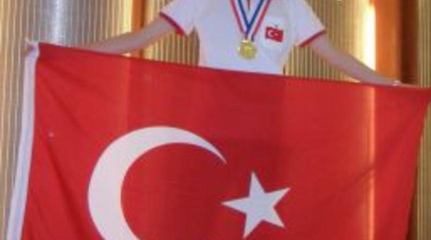 &Ouml;zel Yamanlar Koleji &Ouml;ğrencisi Matematikte D&uuml;nya Şampiyonu Oldu