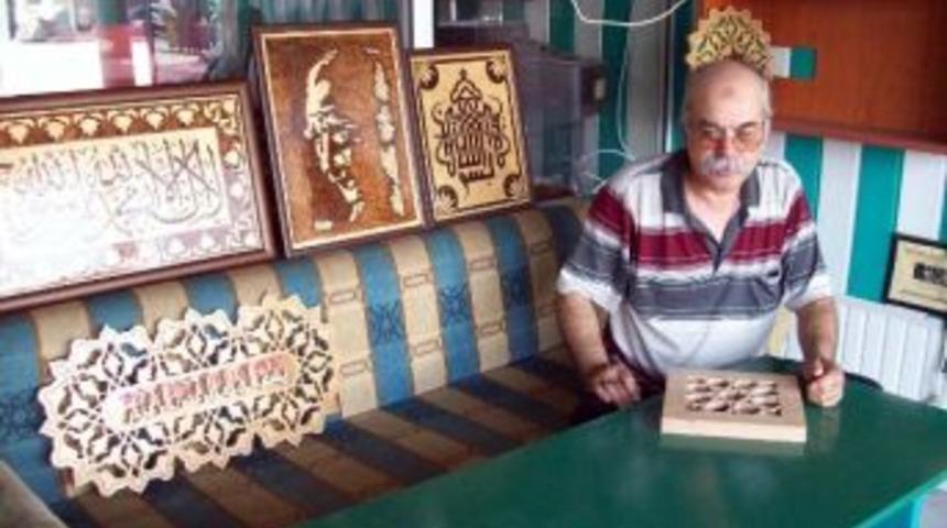 Emekli &Ouml;ğretmen, Ağa&ccedil; Oyma Ve Yakma Hat Sanatına Merak Sardı