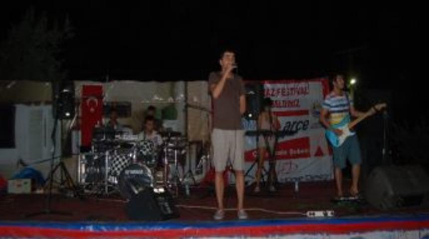 Lapsekili Gen&ccedil;ler Konserle Coştu