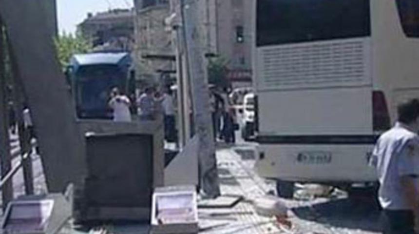 Yolcu otob&uuml;s&uuml; tramvay durağına girdi