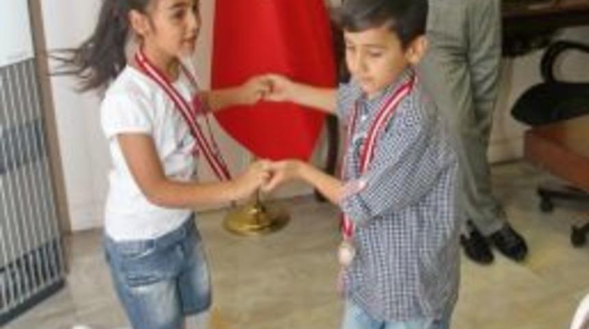 Salsa Starları Yarışmadan &Ccedil;ifte Kupayla D&ouml;nd&uuml;