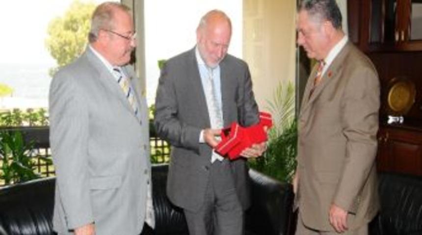 Norve&ccedil; B&uuml;y&uuml;kel&ccedil;isi&rsquo;nden İzmir&rsquo;e &Ouml;vg&uuml;