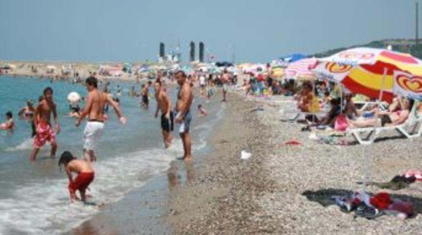 Filyos&rsquo;ta Sıcak Hava Nedeniyle Sahil Doldu Taştı