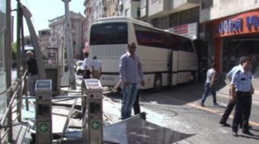 Otob&uuml;s, Tramvay Durağına &Ccedil;arptı
