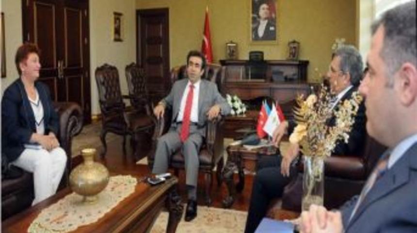 Rekt&ouml;r &Ouml;ztoprak&rsquo;tan Vali G&uuml;zeloğlu&rsquo;na Ziyaret
