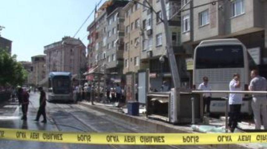 &Ouml;ğrencileri Taşıyan Otob&uuml;s, Tramvay Durağına &Ccedil;arptı