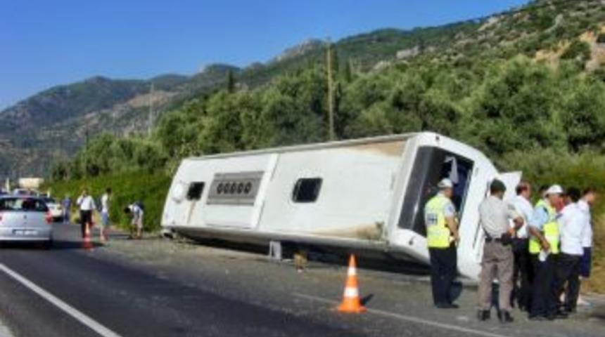 S&ouml;ke&rsquo;de Yolcu Otob&uuml;s&uuml; Devrildi: 20 Yolcu Yaralandı