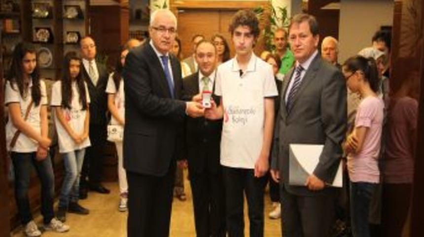 Vali &Ccedil;akır, SBS'de Dereceye Giren &Ouml;ğrencileri Hitit Altını Ile &Ouml;d&uuml;llendirdi