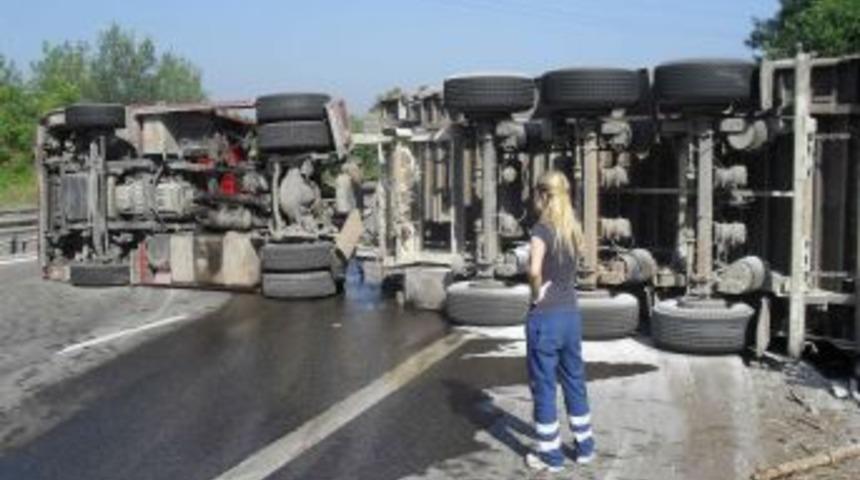 TEM'de Odun Y&uuml;kl&uuml; TIR Devrildi: 1 Yaralı