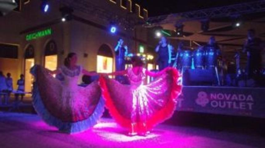 La Descarga Novada Outlet S&ouml;ke&rsquo;de Latin R&uuml;zgarı Estirdi