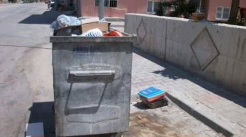 Kitaplar K&uuml;t&uuml;phane Yerine &Ccedil;&ouml;p Kovalarında