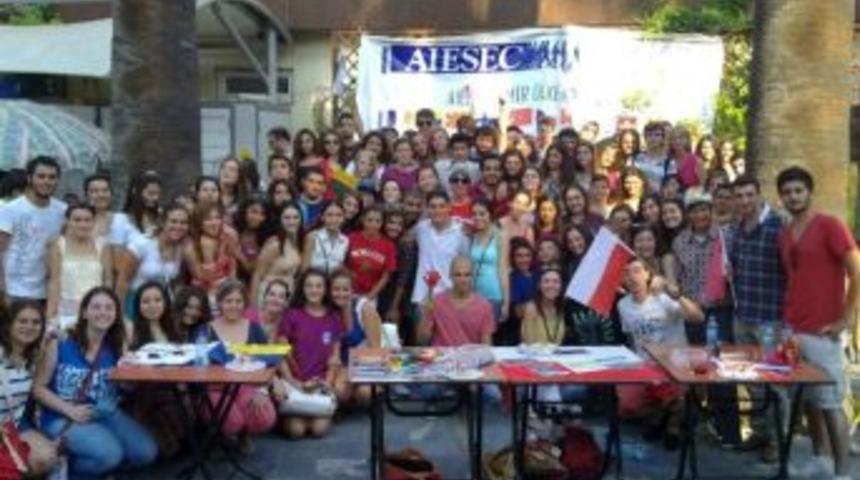 İzmir &Uuml;lkeler Panayırı İle Farklı K&uuml;lt&uuml;rler Buluştu