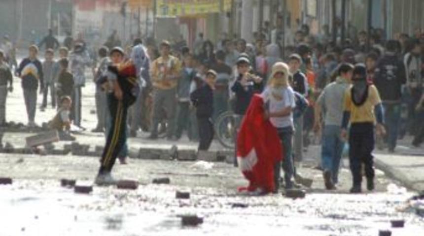 &lsquo;taş Atan &Ccedil;ocuklar Yasası&rsquo; &Ccedil;ıktı, Su&ccedil; Oranı Patladı