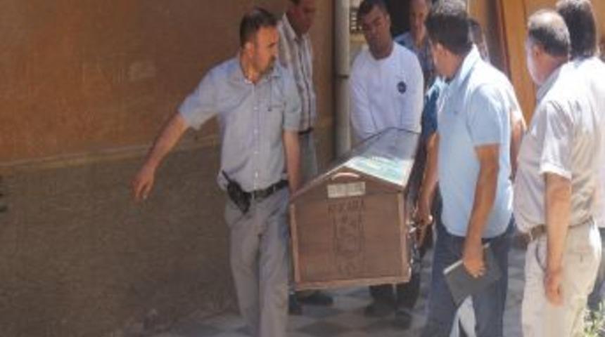 Kayınvalidesinin evinde bı&ccedil;akla infaz edildi