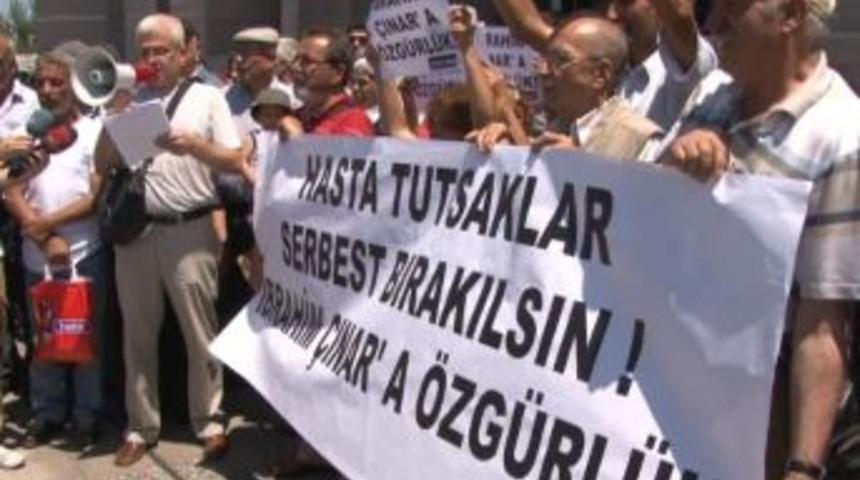 Hasta Tutukluların Durumunu Adliye &Ouml;n&uuml;nde Protesto Ettiler