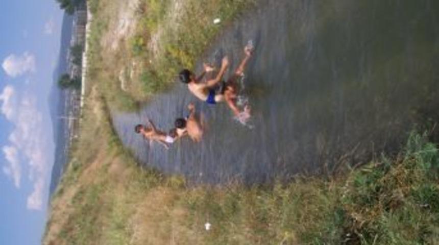 Sıcaktan Bunalan &Ccedil;ocuklar Sulama Kanallarında Serinliyor