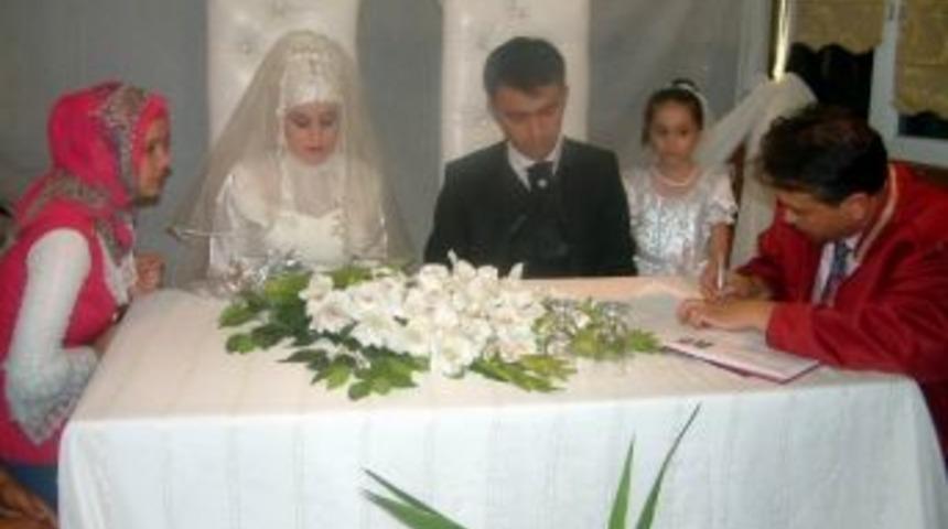 &Ouml;ğretmen Evinde Evlendiler