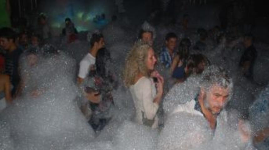 Marmaris'te Barlar Sokağı Dolup Taşıyor