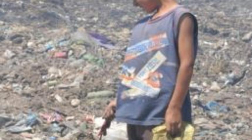 Aile Gelirlerine Yardım Etmek İ&ccedil;in &Ccedil;&ouml;p Topluyorlar