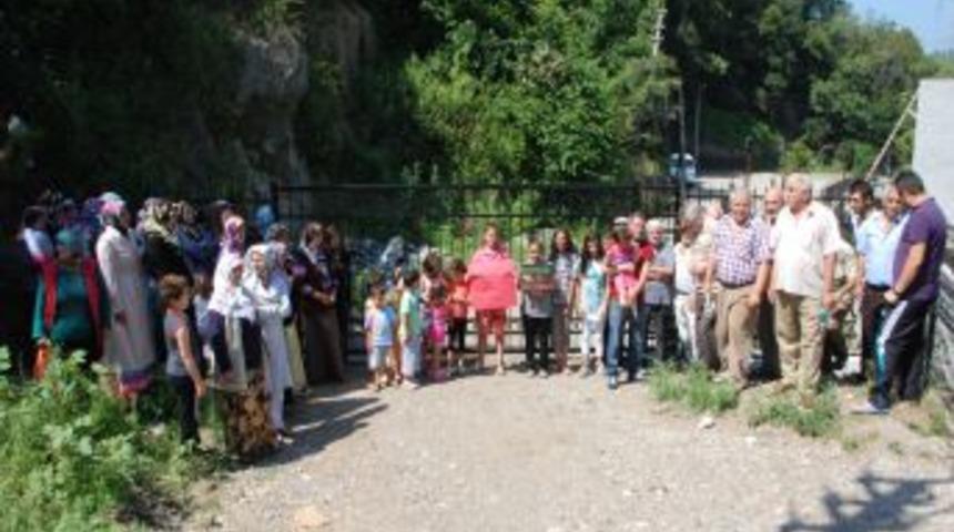 Mağara I&ccedil;inden Ge&ccedil;erek Evlerine Giden Vatandaşlar &Ccedil;&ouml;z&uuml;m Bekliyor