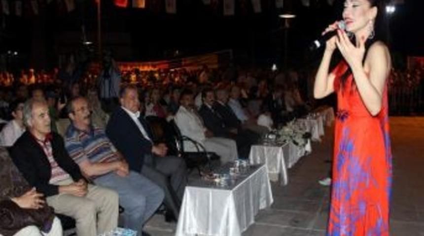 Umut Aky&uuml;rek Konser Verdi