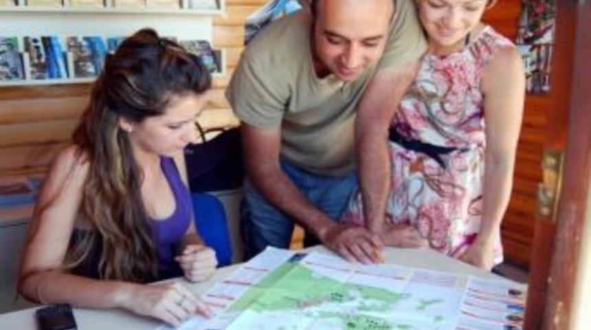 Ayvalık&rsquo;ta Turizm B&uuml;roları Turistlerin G&ouml;zdesi Oldu