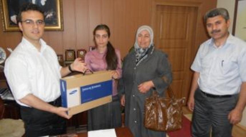 Kaymakam G&uuml;rsoy&rsquo;dan Başarılı &Ouml;ğrenciye Bilgisayar Hediyesi