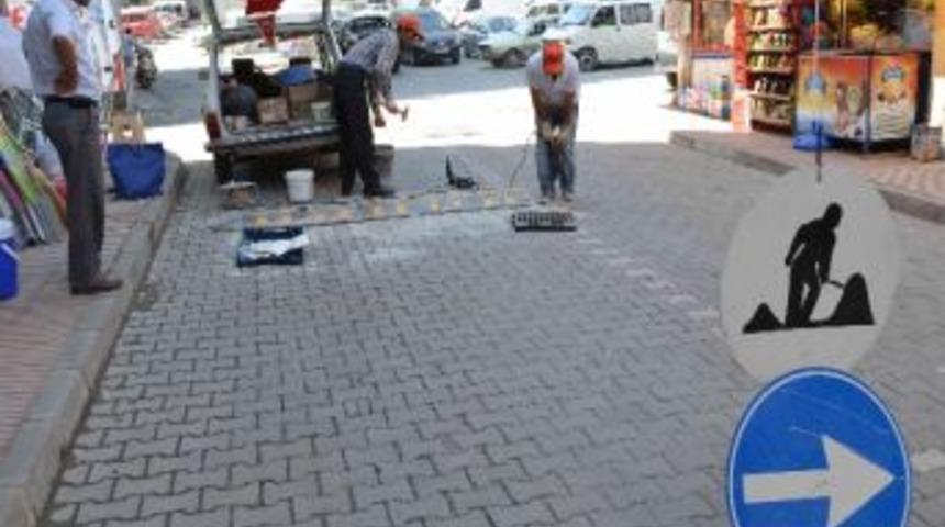 Simav&rsquo;da Cadde Ve Sokaklara Reflekt&ouml;rl&uuml; Kau&ccedil;uk Hız Kesiciler Yerleştiriliyor
