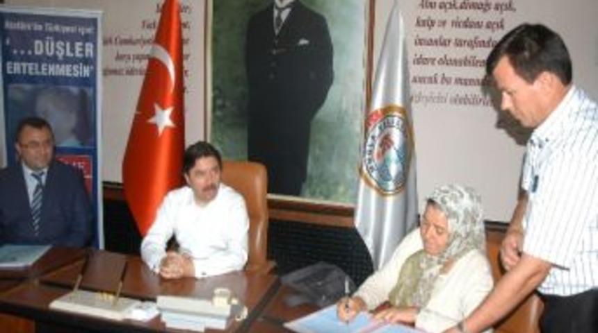 Eşinin Vasiyetini Yerine Getiriyor