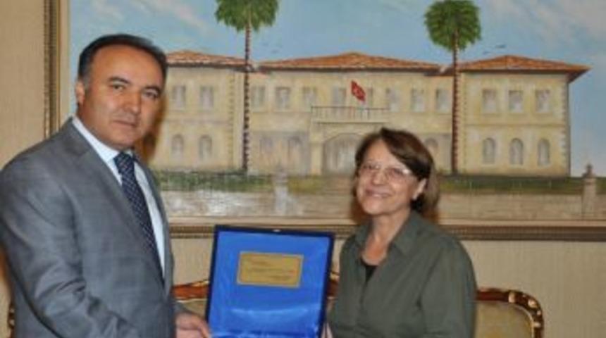 Vali Altıparmak&rsquo;tan Plaket