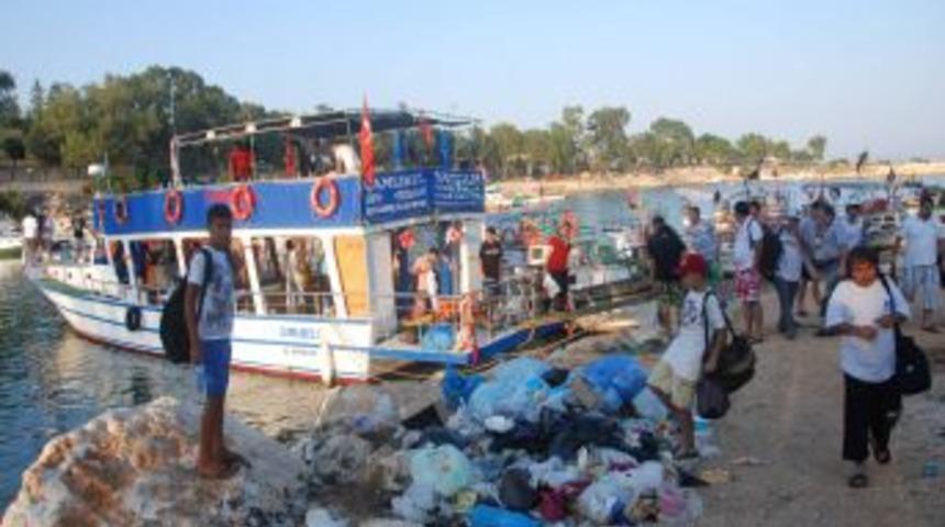 Narlıkuyu Koyundaki &Ccedil;&ouml;p Yığınına Tatilcilerden Tepki