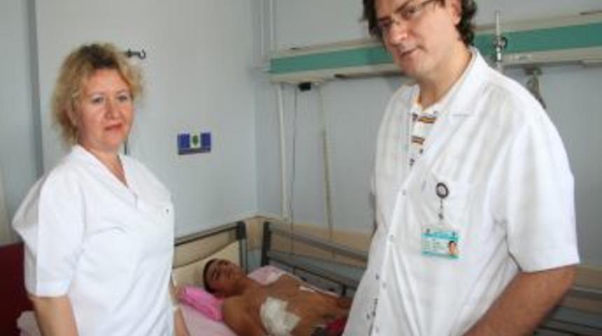 Doğuştan G&ouml;ğ&uuml;s Şekli Bozuk &Uuml;&ccedil; Hasta Ameliyatla Iyileşti