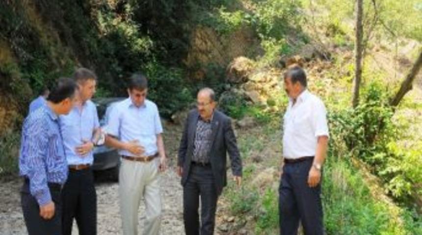 Başkan G&uuml;mr&uuml;k&ccedil;&uuml;oğlu, 4 Aydır Kapalı Olan Yomra&rsquo;nın Taşdelen K&ouml;y&uuml; Yolunda İncelemelerde Bulundu