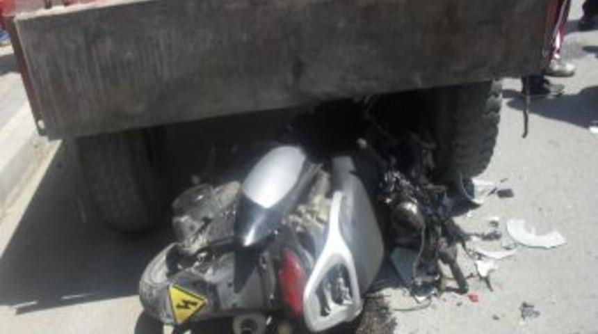 Park Halindeki Trakt&ouml;re &Ccedil;arpan Motosikletin S&uuml;r&uuml;c&uuml;s&uuml; &Ouml;ld&uuml;