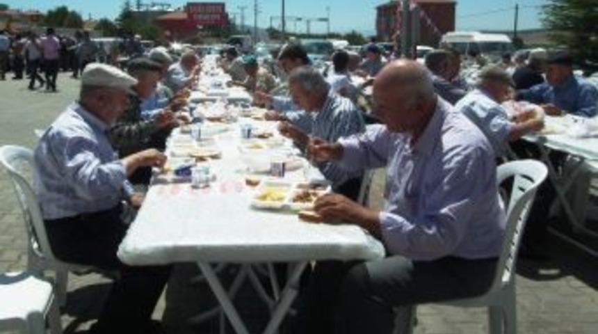 Altıntaş Bağımsız Belediye Meclis &Uuml;yesi Ve İşadamı Sefa D&uuml;lger Ve Eşi Neca D&uuml;lger Hacı Pilavı İkramında Bulundu