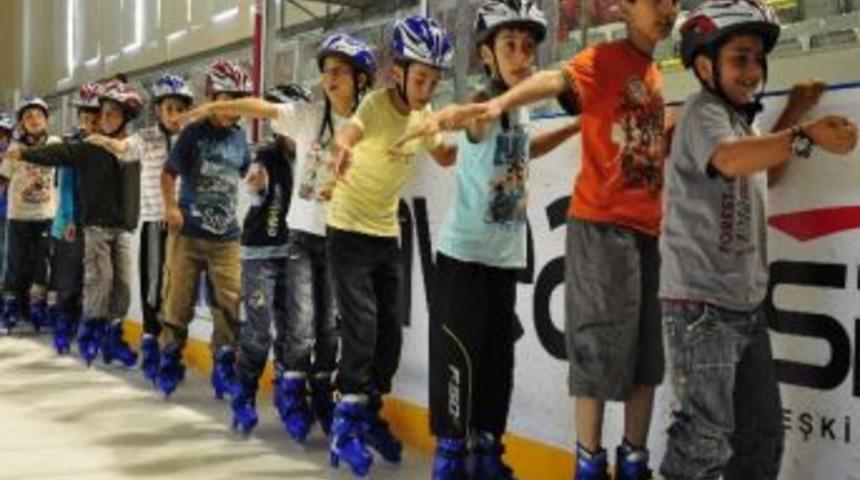 Kuran Kursu &Ouml;ğrencilerine Buz Pateni Dersi