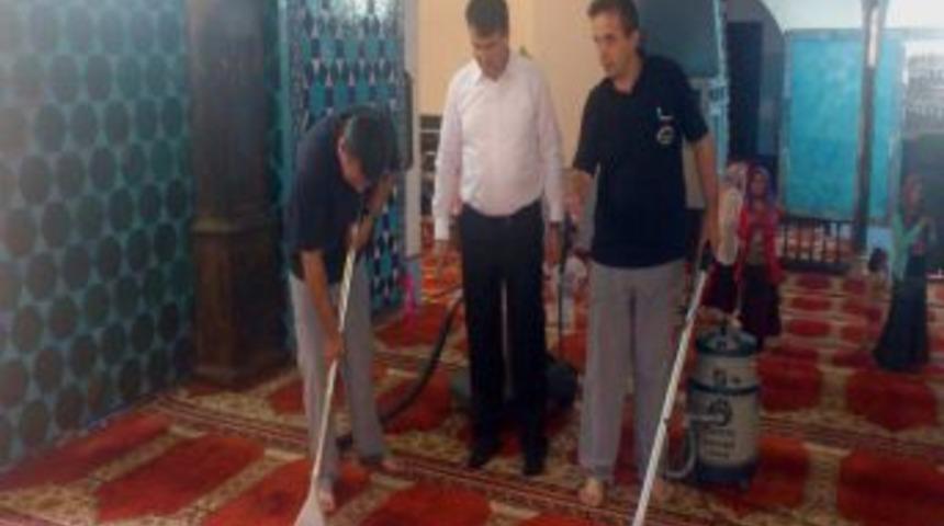 Bursa'daki Camilerde Ramazan Temizliği
