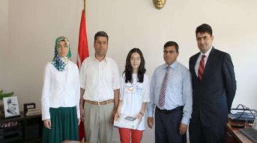 Beyşehir Kaymakamı Başıb&uuml;y&uuml;k, SBS'de Il&ccedil;e Birincisi Olan &Ouml;ğrenciyi &Ouml;d&uuml;llendirdi