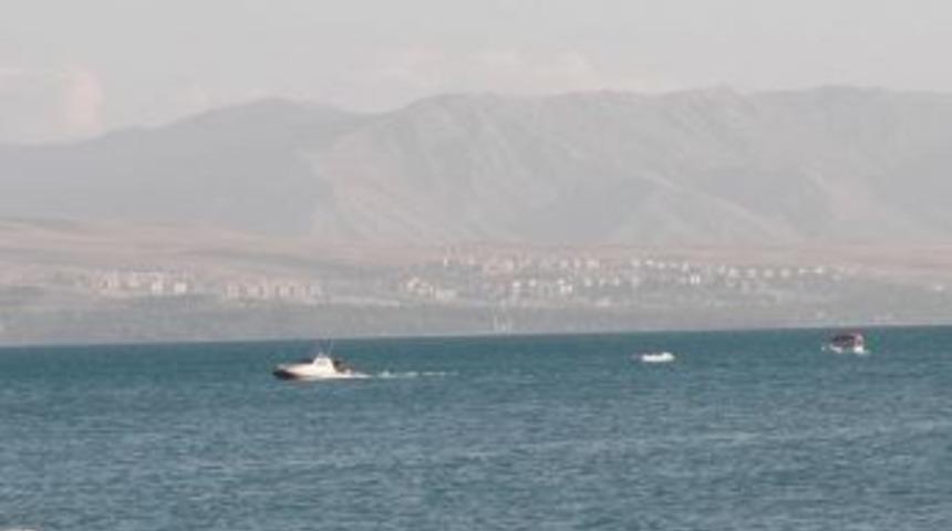 Van G&ouml;l&uuml;&rsquo;nde Eğlenmek İsterken Mahsur Kaldılar