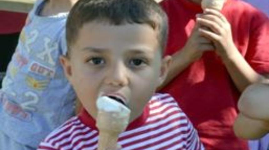 Avukatlar Sevgi &Ccedil;ocuklarını Dondurmayla Serinletti