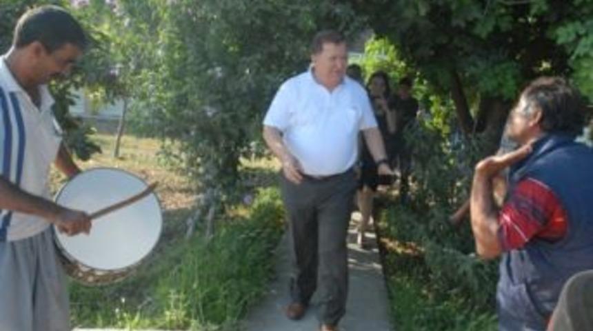 &Uuml;lgen davul zurnayla karşılandı