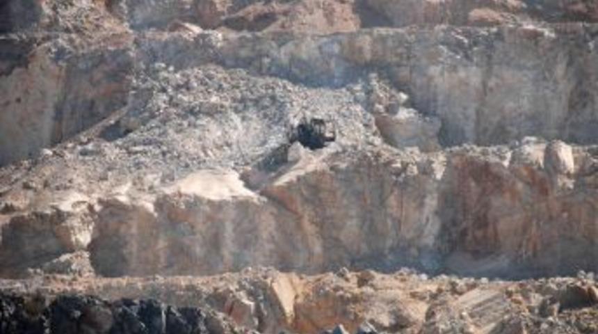 Ter&ouml;ristler Taş Ocağını Basıp Iş Makinelerini Ateşe Verdi