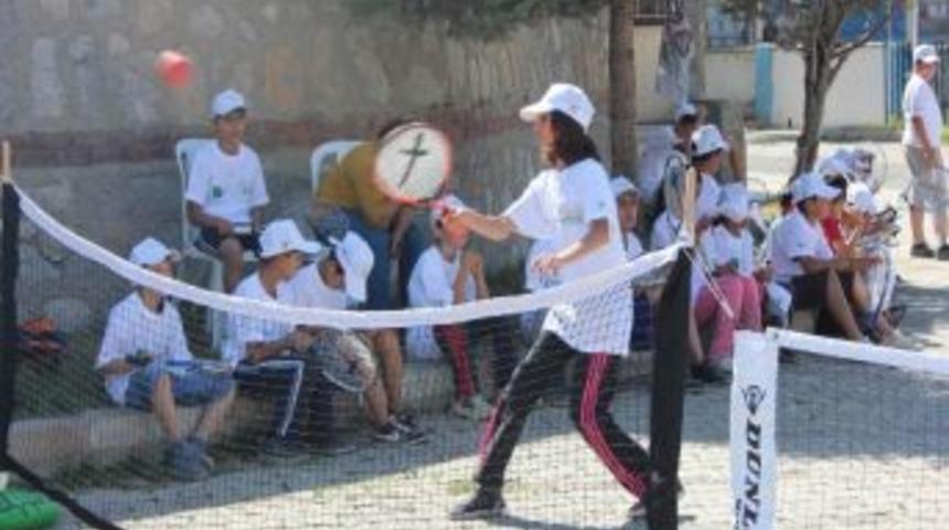 Hakkari&rsquo;de Sokak Tenisi Etkinliği D&uuml;zenlendi