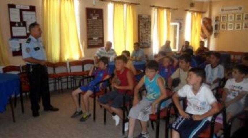 Polislerden Geleceğin Sporcularına Sigara Ve Alkol İkazı