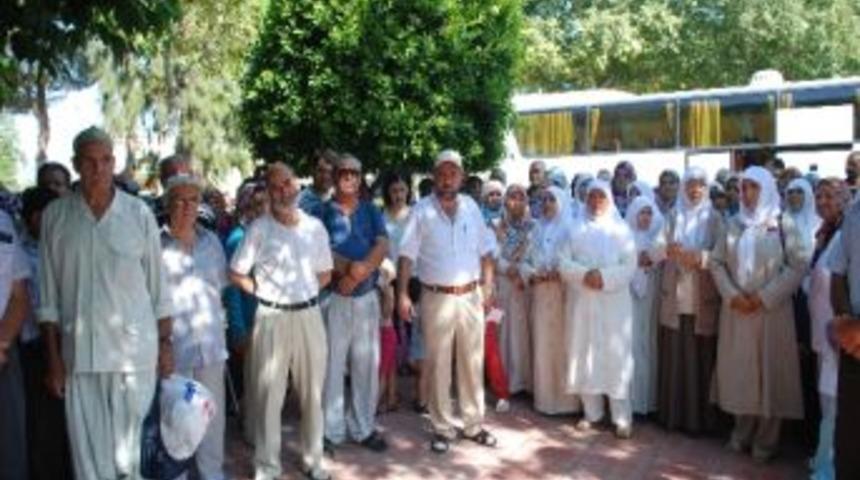 Umre Yolcuları Dualarla Uğurlandı