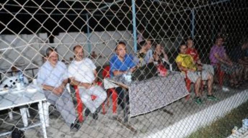 Hastane Personeli Halı Sahada Stres Attı