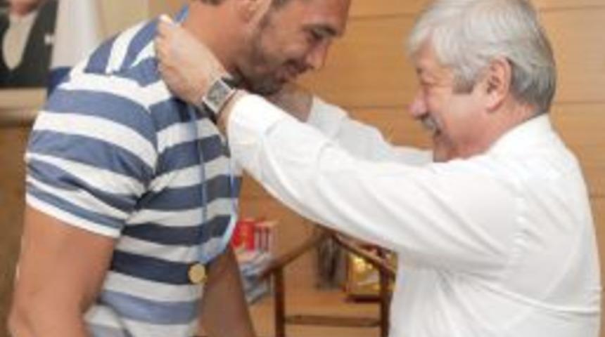 Akaydın, Başpehlivan Ali G&uuml;rb&uuml;z&rsquo;e Altın Hediye Etti